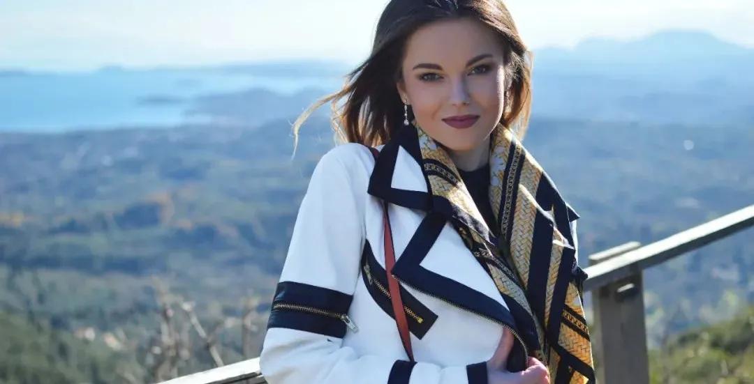 美女背lv包,美女背lv老花小包包