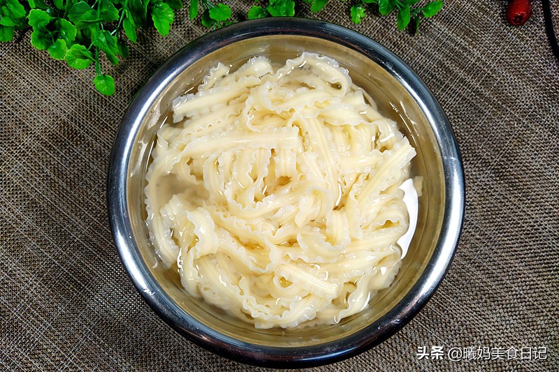 烧烤干炒面家常做法,天热了吃烧烤完整版