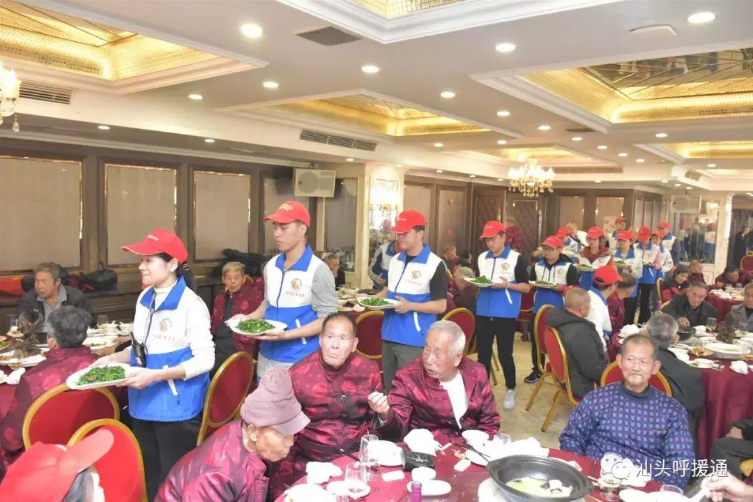 龙湖区第八个善待鳏寡百叟宴今举行铂晶大酒店多年资助大爱奉献