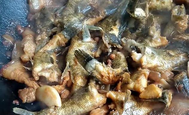 炖鱼时用热水还是凉水教你一招,炖鱼放开水还是放凉水鱼肉嫩呢
