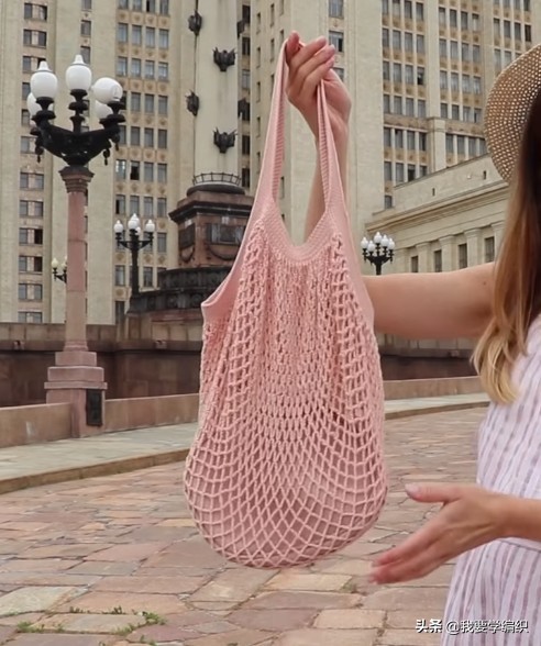 蝴蝶图案的塑料网格串珠包包教程,空心线塑料网格包包编织教程