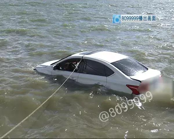 网约司机开车冲进滇池 (网约车司机把车开进滇池)