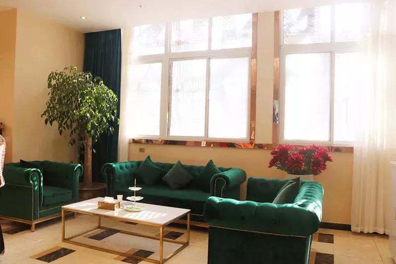 揭秘！天津路这家店，门口停满豪车！还不时有各种靓丽女子进出.