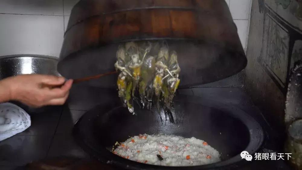 上海人叫菜饭，浦东人叫咸酸饭，其实是寒酸饭，穷人吃的