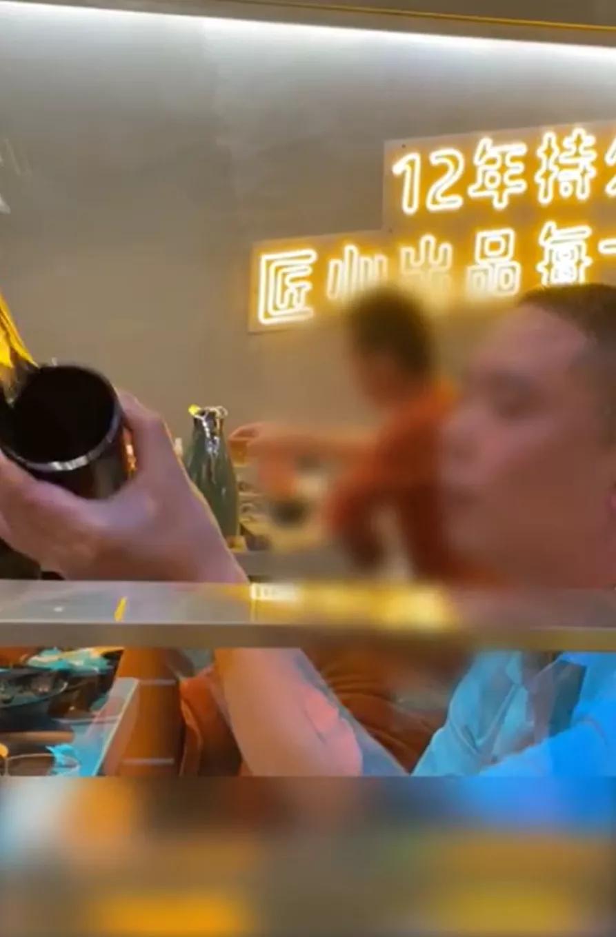 餐厅和客人发生冲突服务员怎么办,餐厅员工跟顾客发生争执怎么处理