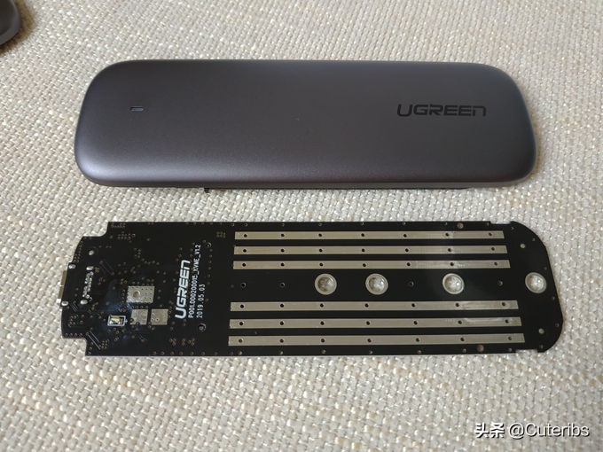 绿联nvme硬盘盒,绿联轻巧款nvme硬盘盒区别