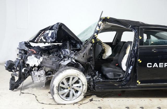 最新大众帕萨特碰撞,大众新款帕萨特被撞烂了照片