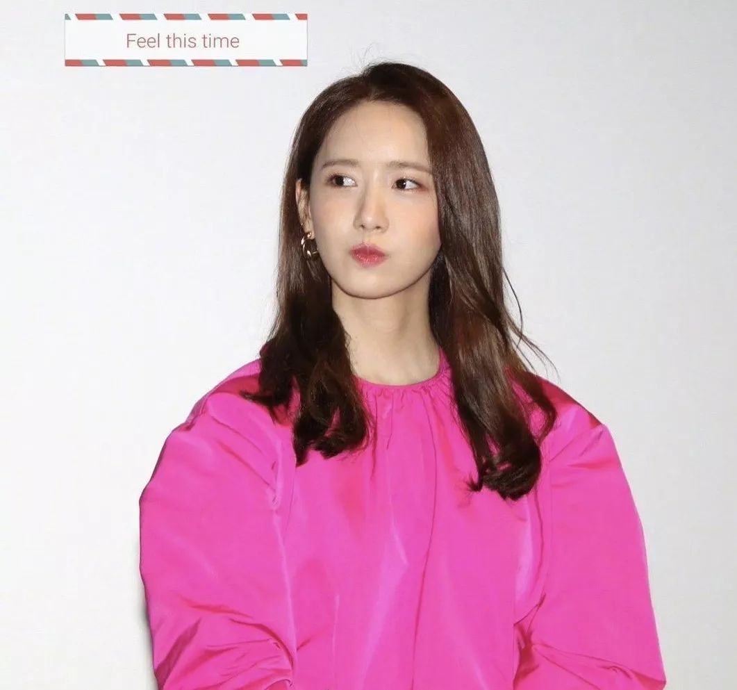 “南韩童颜”林允儿真低调,一身校园风背带裤太乖巧,哪像29岁