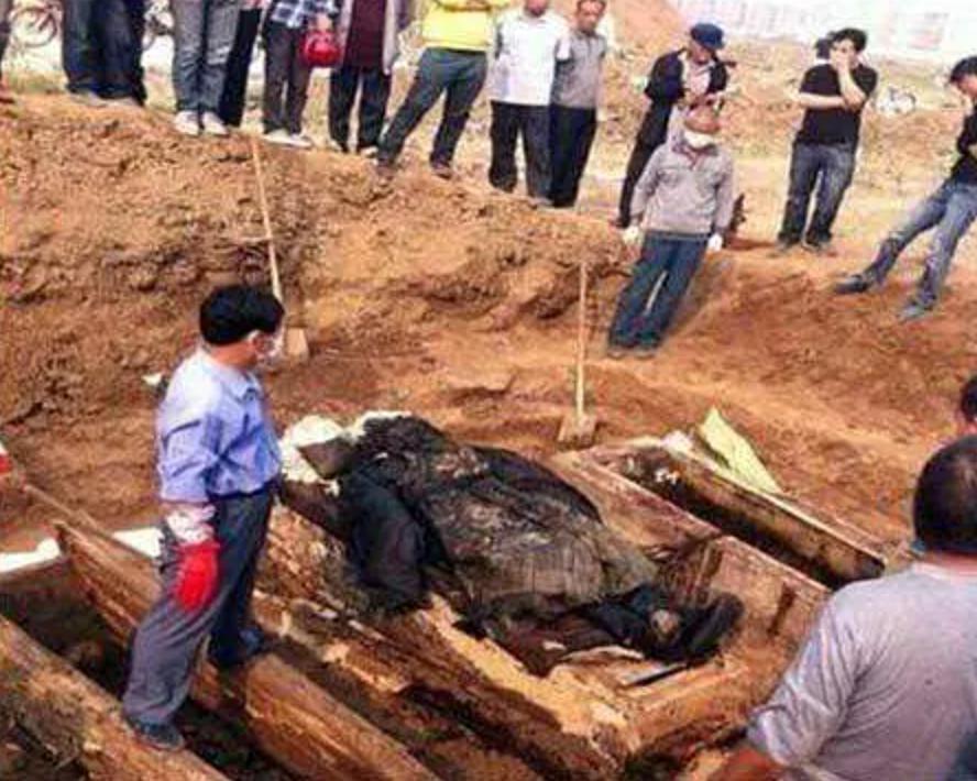 北京石景山挖出一具不腐干尸，穿着龙袍，至今身份成谜