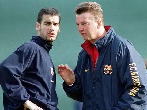 他是贝利认可的第一战术大师，主导攻势足球，让瓜迪奥拉持续学习