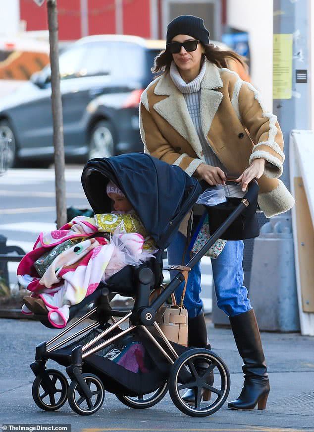 布莱德利库珀伊莲娜离婚几年复合,伊莲娜女儿布莱德利库珀