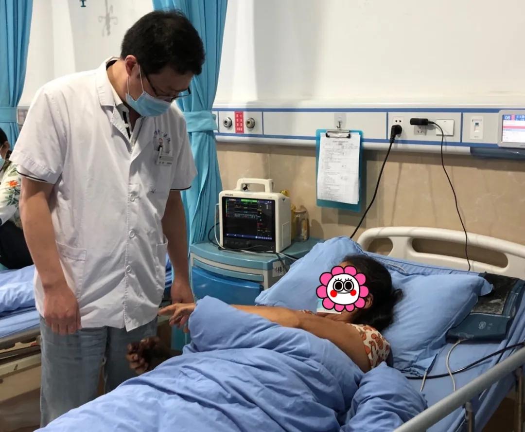 女子在田间劳作被蛇咬,女子干活时被毒蛇咬伤左手溃烂