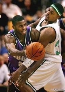 篮球常见阻挡犯规动作,篮球阻挡犯规案例讲解