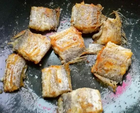 煎带鱼裹面粉的家常做法,煎带鱼怎么能裹上厚厚的面粉