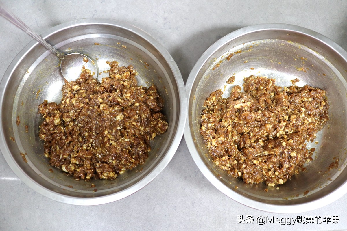 我家吃饺子一锅俩馅，喜欢哪个夹哪个，从没失手过，吃到肚撑