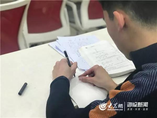 脑瘫男孩考进大学,脑瘫男孩考上大学创造生命奇迹