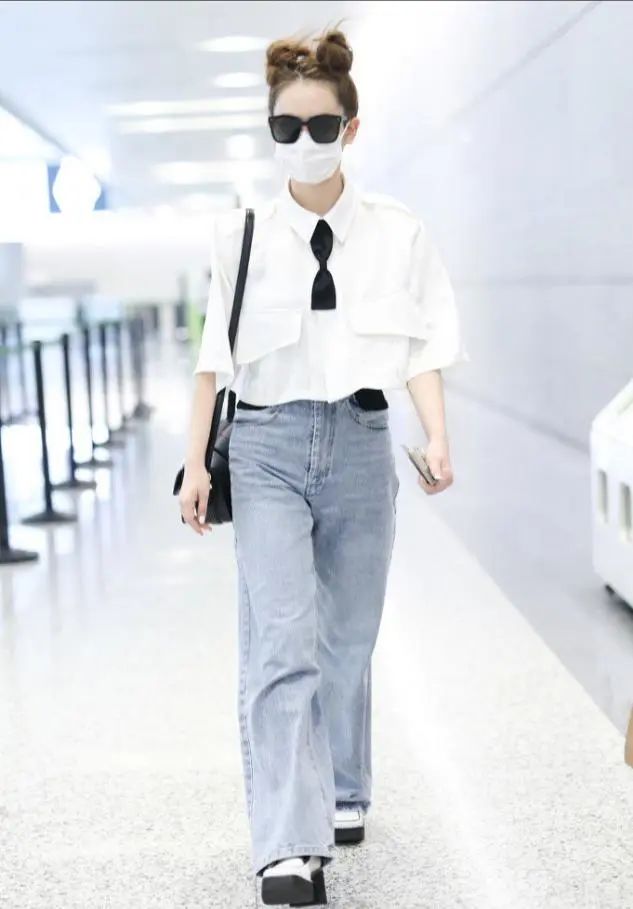 戚薇太个性,嫌领带太长直接剪一半,双丸子头炸毛了