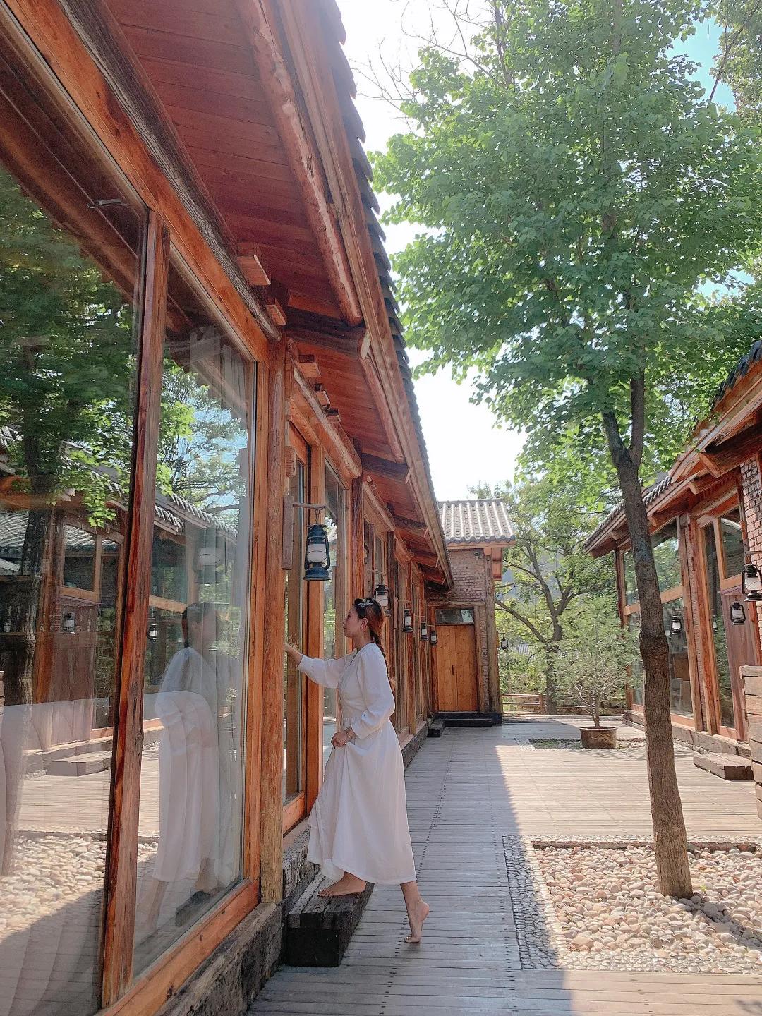 神仙眷侣辞掉高薪工作，爆改废弃山谷，造无边恒温泡池，全景树屋