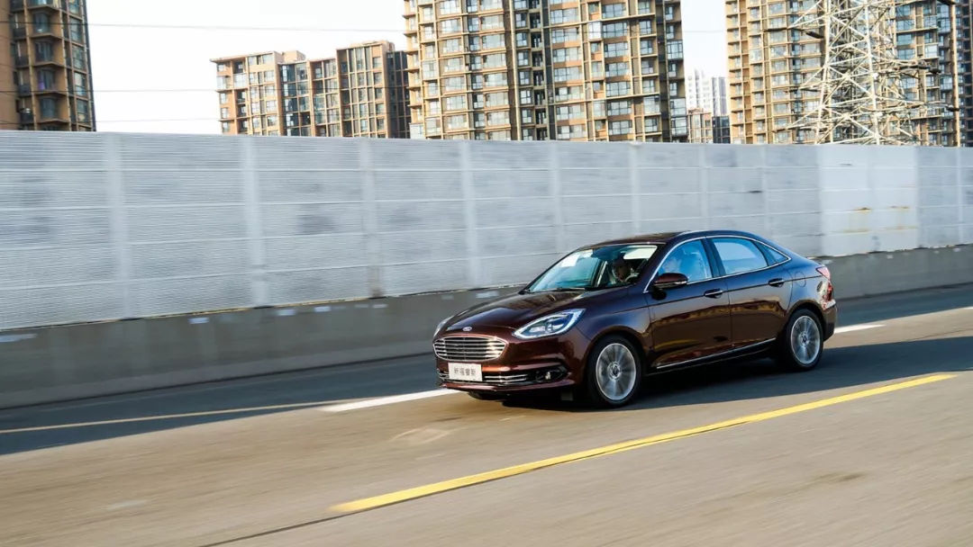 福特新款福睿斯实拍曝光颜值提升,长安福特福睿斯性能测试
