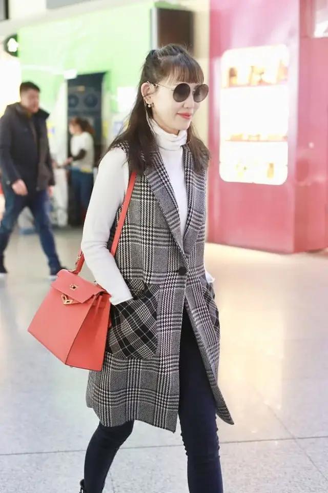 马蓉现身机场高调,马蓉拎名牌包现身