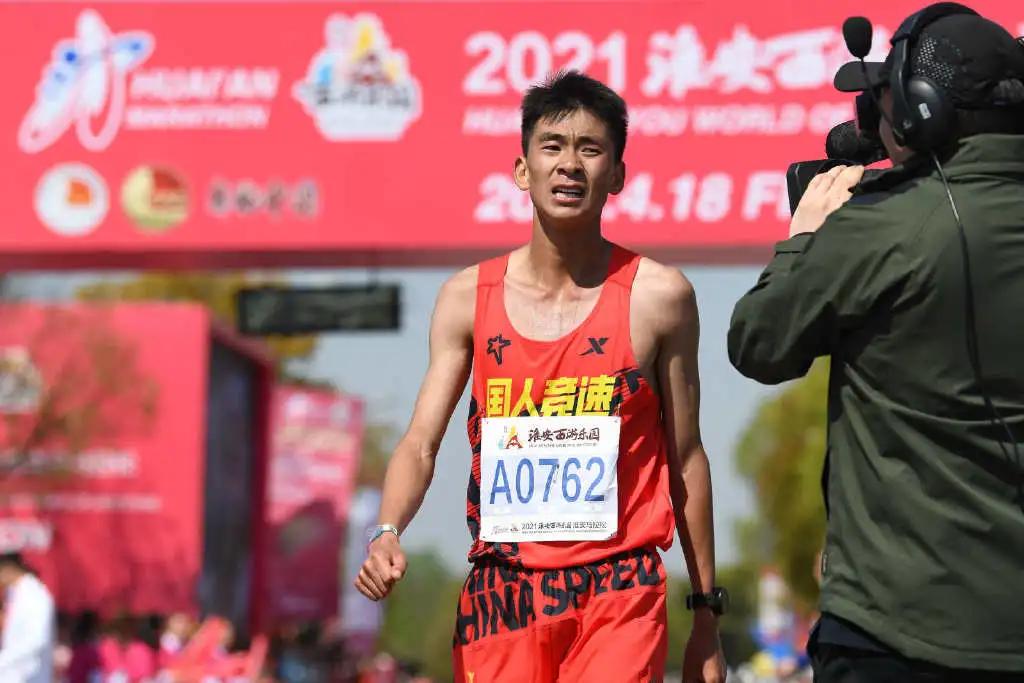 6岁男孩跑步2公里,马拉松2024年半马赛程