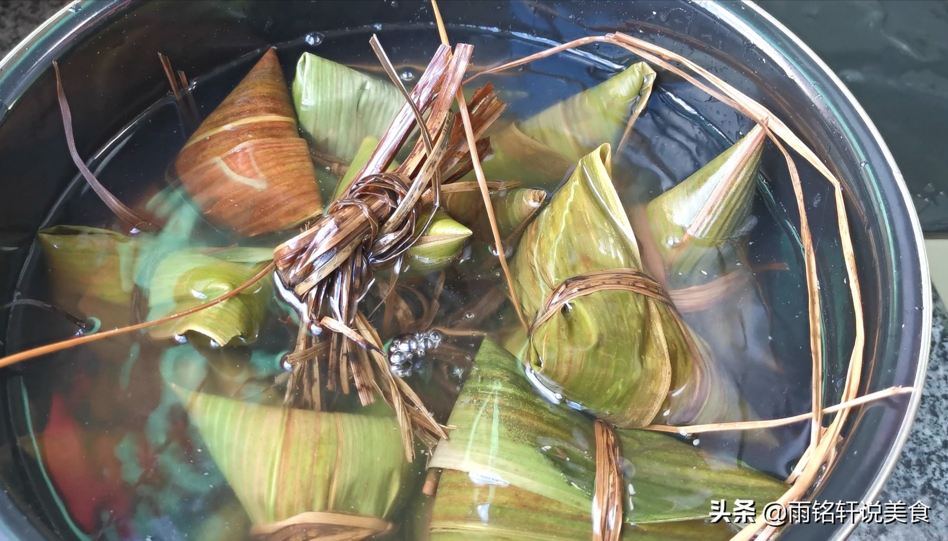手把手教你包肉粽子，还不会的都看看，学会包给家人吃，咸香软糯