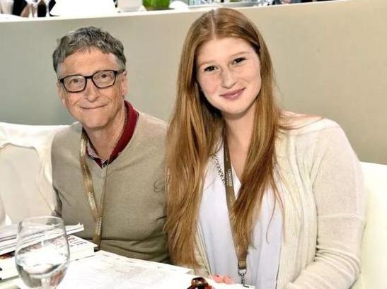 霍启刚郭晶晶带着孩子去赚零花钱,霍启刚晒儿女擦车