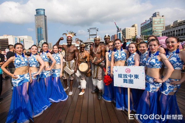 基隆海洋老鹰嘉年华热闹游街森巴女郎超吸睛人潮爆满