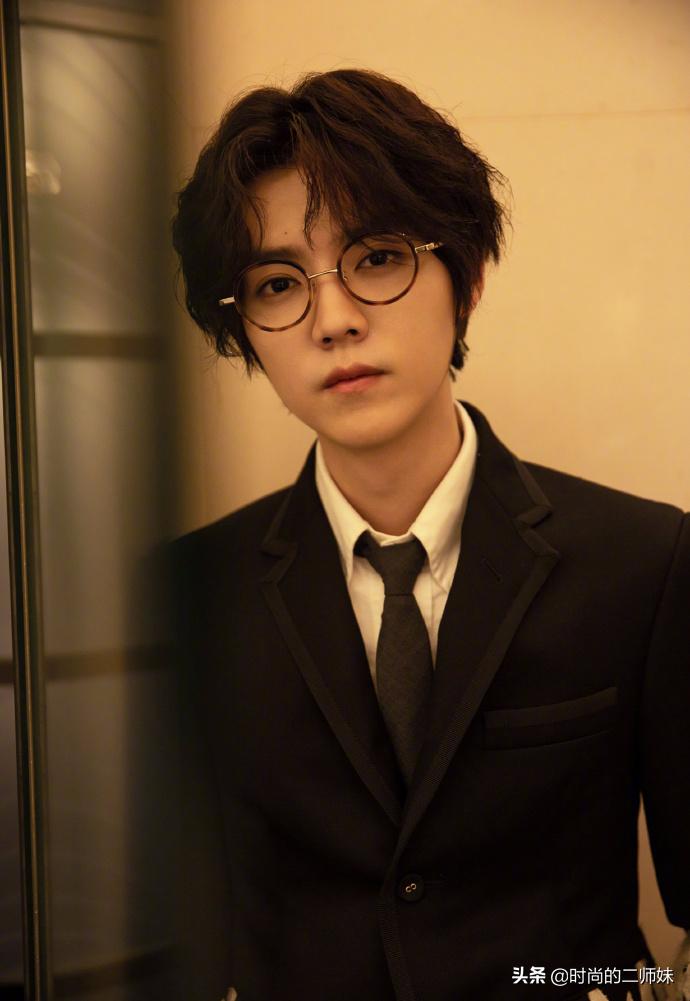 鹿晗帅气制服,鹿晗贵气照片