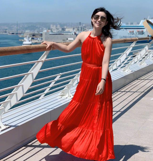 李小萌黑色礼服出席活动图片,李小萌白色吊带