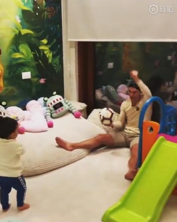 C罗教儿子任意球,马特奥进球后c罗庆祝动作