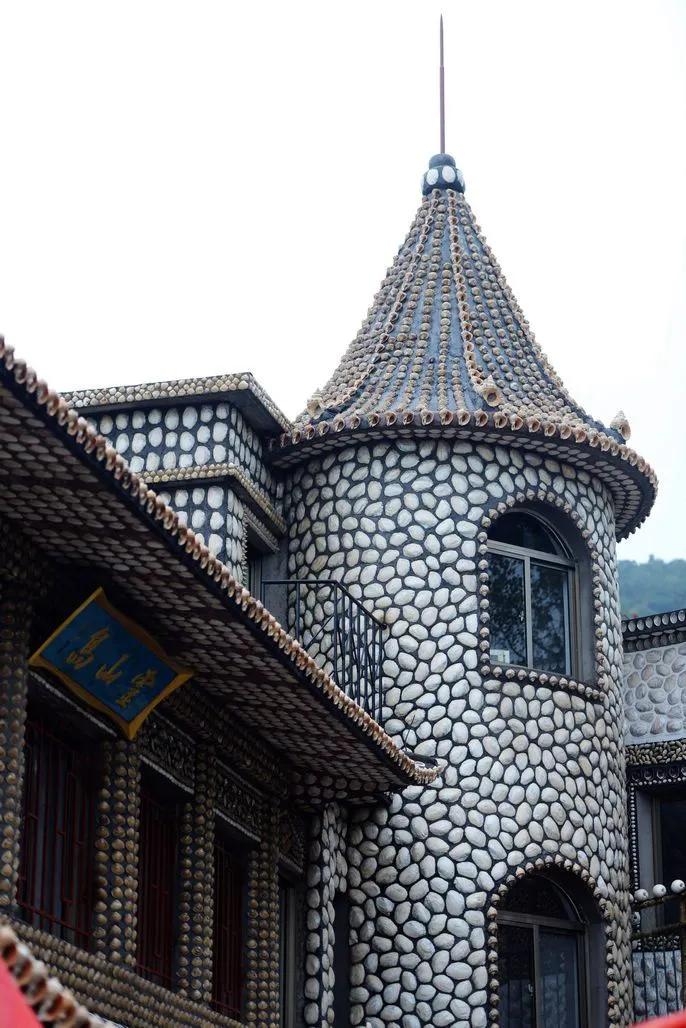 山东大爷捡100万贝壳造楼完整版,山东大爷拿起1000万金砖视频