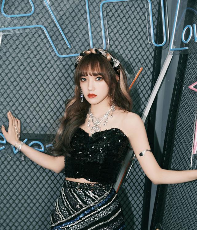 程潇最新穿衣搭配图,身材五五分怎么穿显腿长