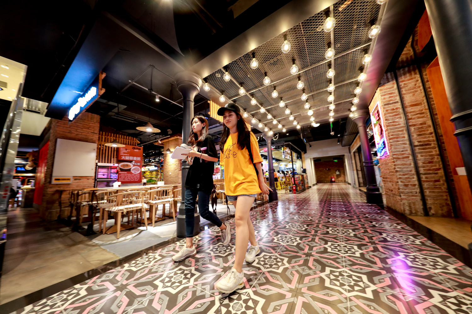 庄里新开的商场,庄里的商场