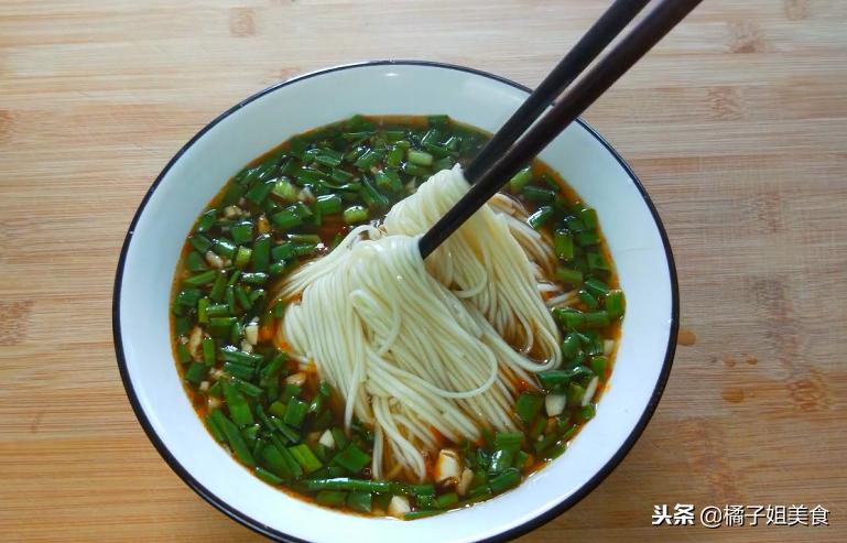 最简单最好吃的面条做法,酸辣凉拌宽面条怎么做好吃