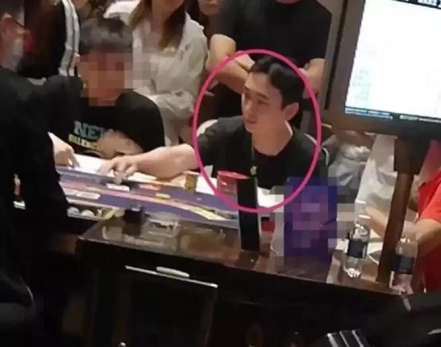 跟奶茶妹妹是同学，特朗普做校友，苏宁少东家接过苏宁小店家乐福