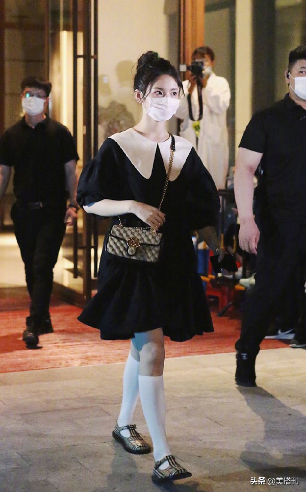 杨超越最新照穿搭,杨超越银灰挑染暗黑大片