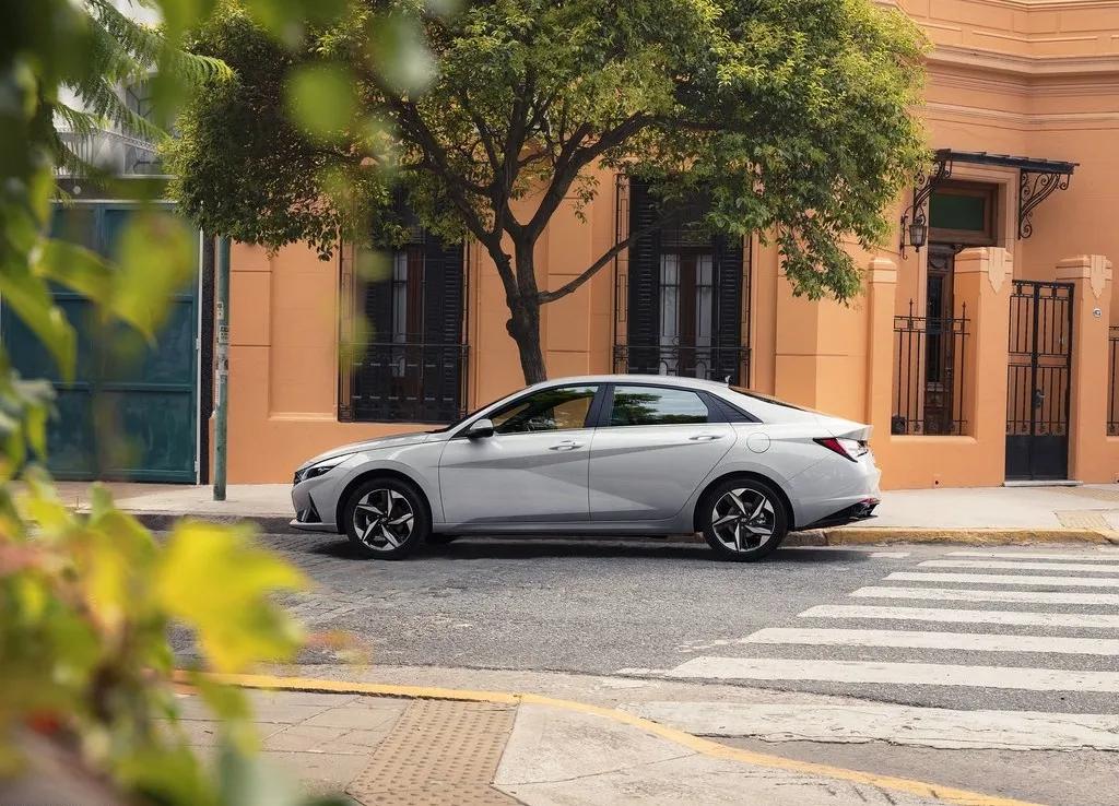 新款伊兰特没有老款的好看,老款捷达和老款伊兰特哪个油耗低