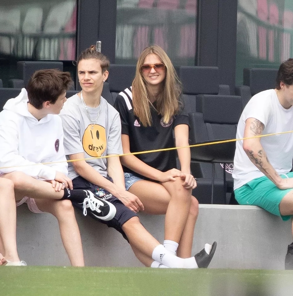 小贝夫妇秀恩爱,小贝夫妻宠爱大儿子