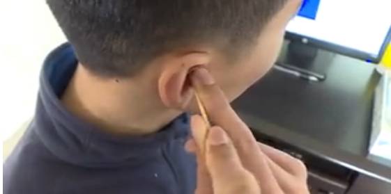 用棉签掏耳朵的危害动画,用棉签掏耳朵对身体有害吗