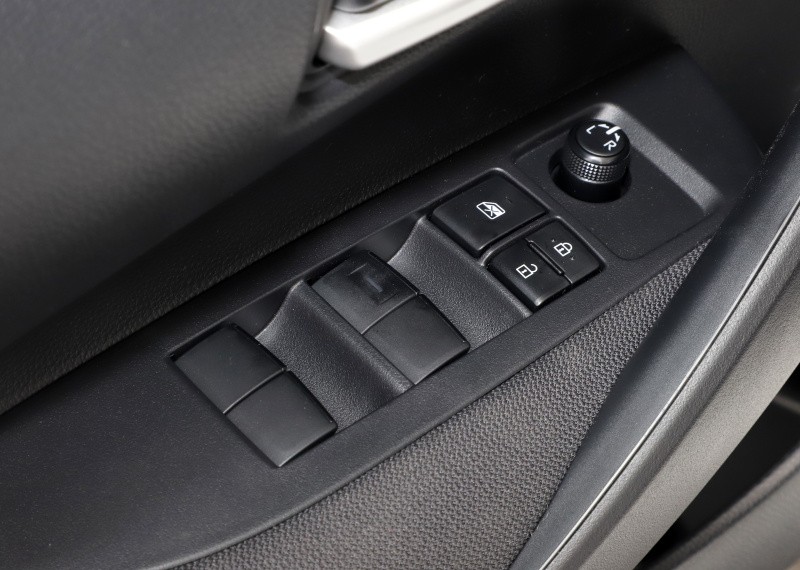 卡罗拉车油耗4.6是多少,卡罗拉混动版的动力够用吗