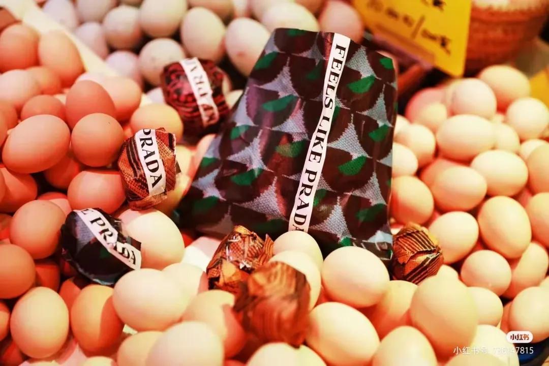 prada购物图,prada专柜购物袋