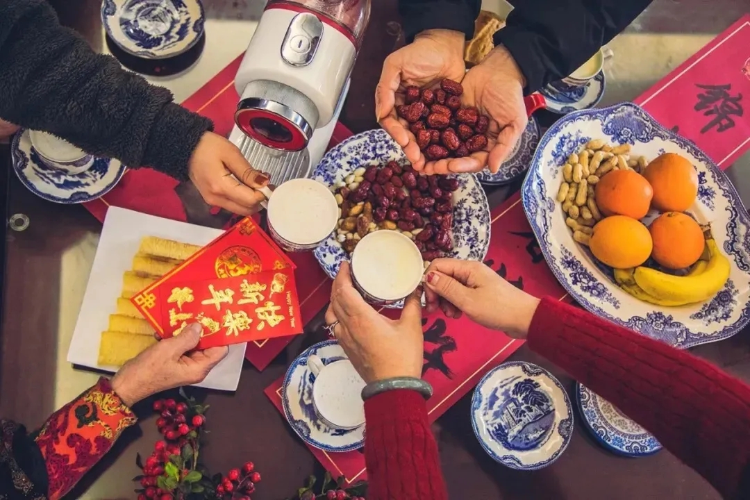 钟楚曦代言的零食,钟楚曦王霏霏西服撞衫