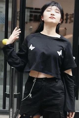 太硬核了吧？乌克兰小伙街头遭围殴，直接丢出来一颗*榴弹手**