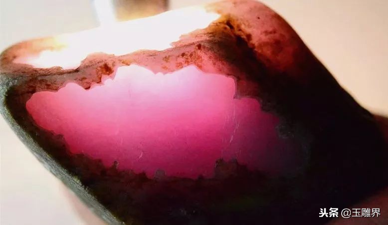 紫罗兰翡翠有紫色点,紫罗兰翡翠在灯光下的对比