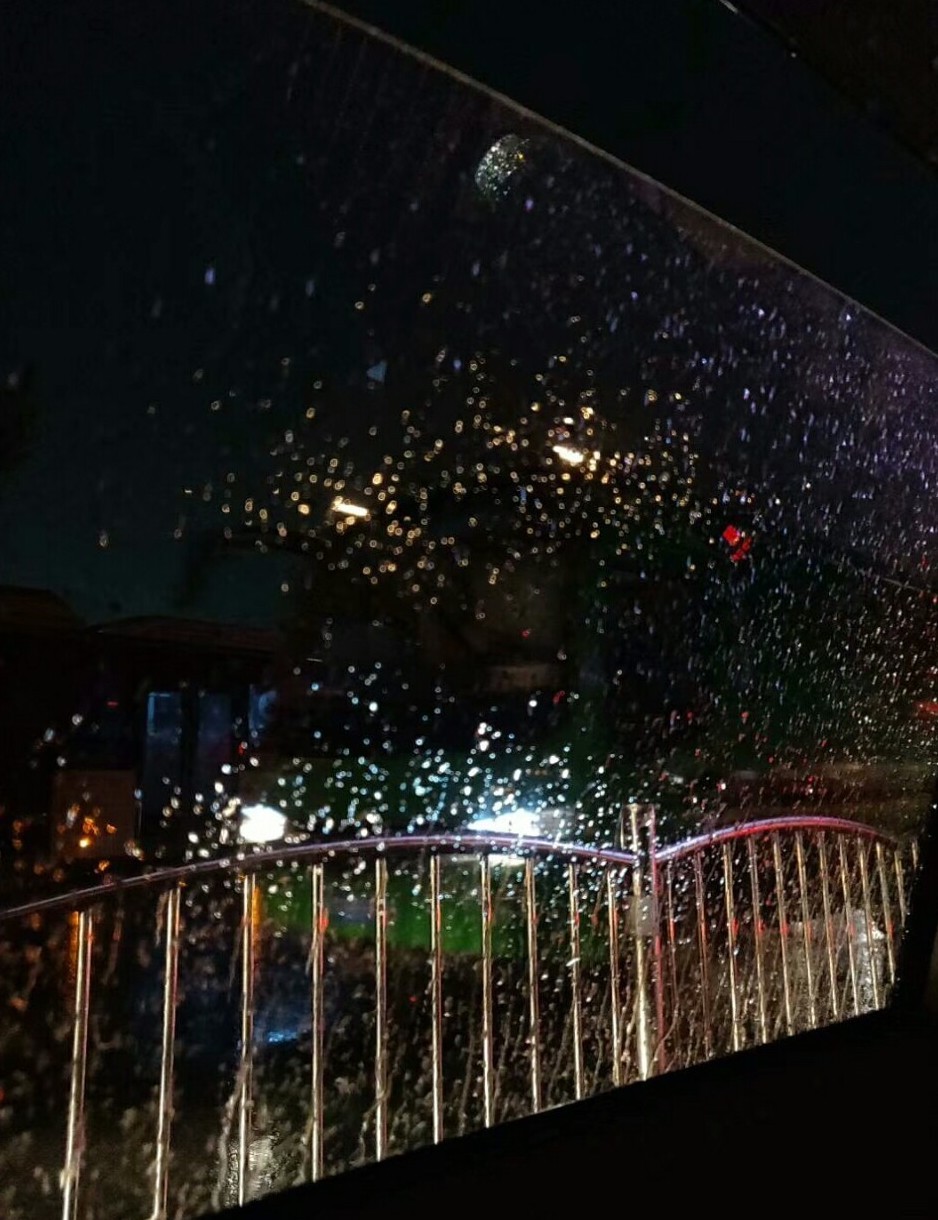 下雨天跟司机聊天,下雨天和司机聊天的说说