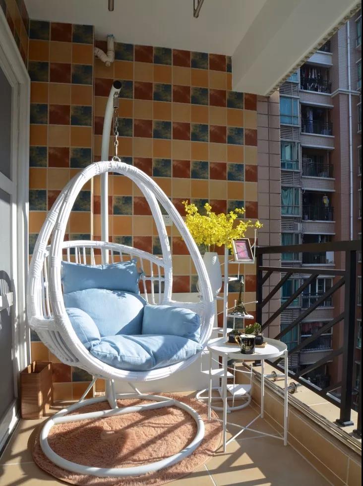 阳台贴什么样的瓷砖好看,没想到瓷砖上面铺地板也这么好看