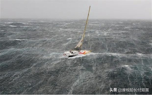 帆船航行遇到恶劣天气怎么办,帆船遇到大风需要把帆放下来吗