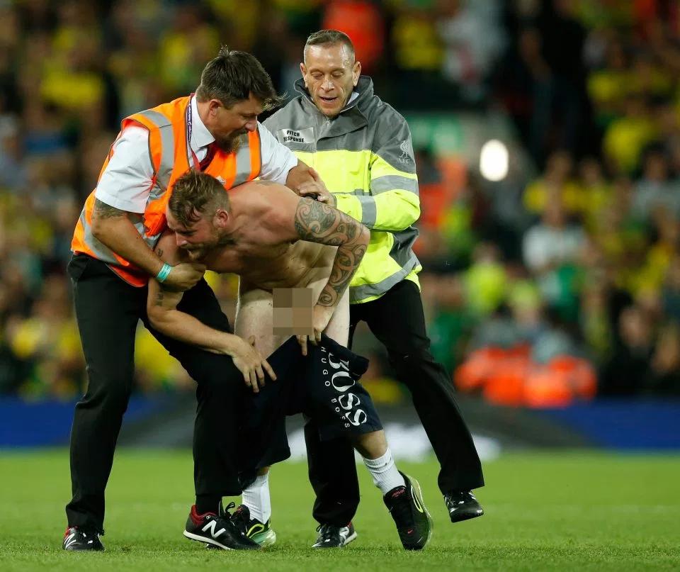 疯狂裸奔！球队4-0失利球迷裸奔为球队制造中场阻截铁粉