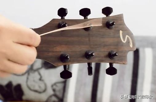 民谣吉他怎么换弦教程,民谣吉他更换琴弦详细教程